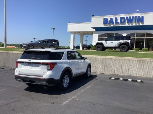 New 2026 Ford Explorer Active RWD image 7