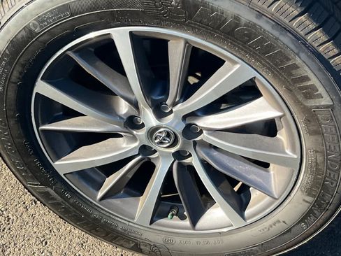 Used 2019 Toyota Highlander XLE AWD/4WD image 15