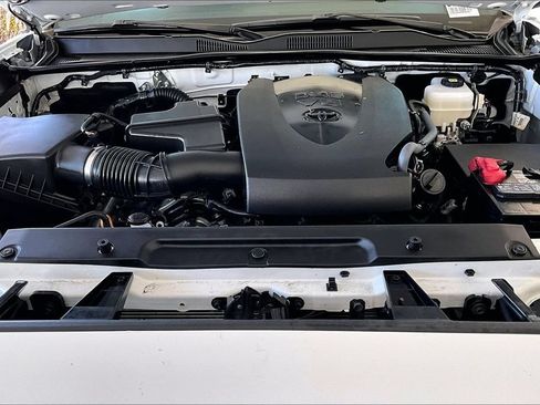 Certified 2023 Toyota Tacoma TRD Off-Road AWD/4WD image 31