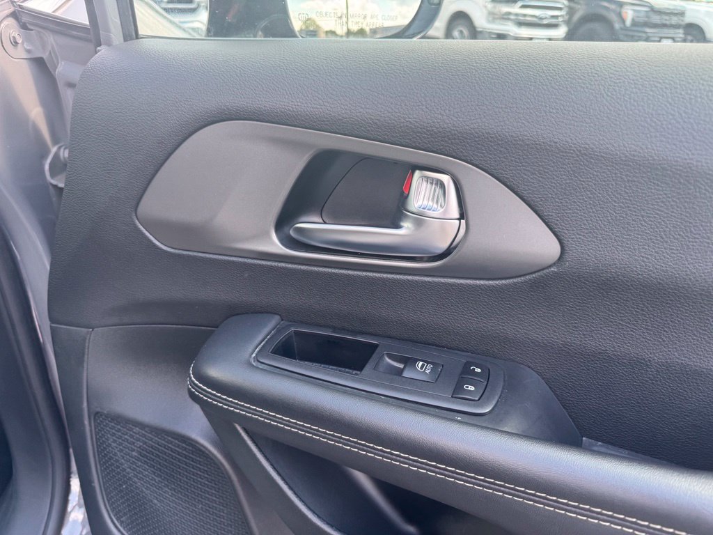 Used 2025 Chrysler Pacifica Select FWD image 15