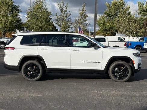 Used 2025 Jeep Grand Cherokee L Limited w/ Black Appearance Package AWD/4WD image 3