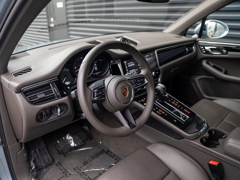 Used 2023 Porsche Macan image 4