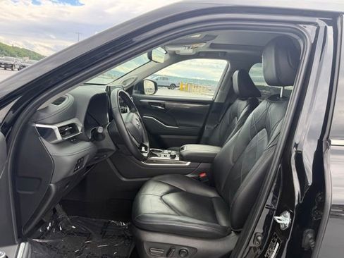 Certified 2024 Toyota Highlander Platinum AWD/4WD image 16