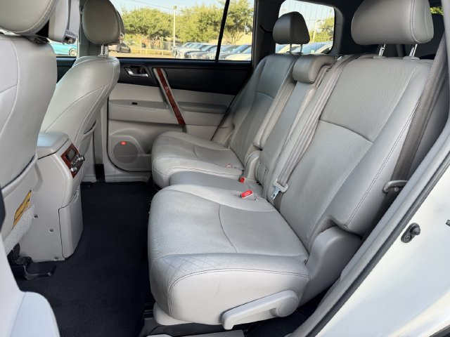 Used 2012 Toyota Highlander Limited w/ Tow Pkg FWD image 28