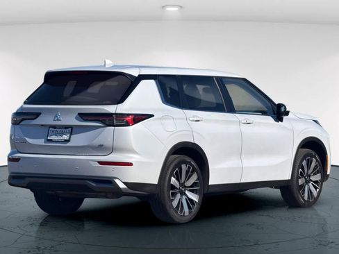 Used 2025 Mitsubishi Outlander SE image 2