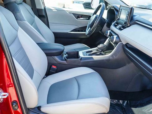 Used 2022 Toyota RAV4 XLE Premium image 18