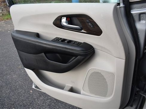 Used 2021 Chrysler Pacifica Limited image 37