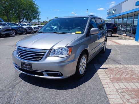 Used 2016 Chrysler Town & Country Touring w/ Driver Convenience Group FWD image 4