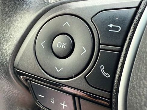 Used 2022 Toyota Venza XLE image 25