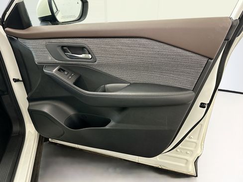 Used 2023 Nissan Rogue SV image 32