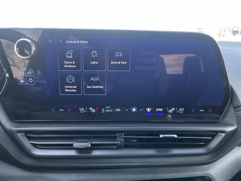 Used 2025 Chevrolet Silverado EV LT image 29