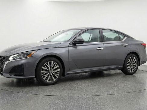 Used 2025 Nissan Altima 2.5 SV FWD image 3