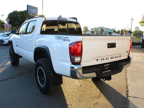 Used 2016 Toyota Tacoma TRD Off-Road image 10