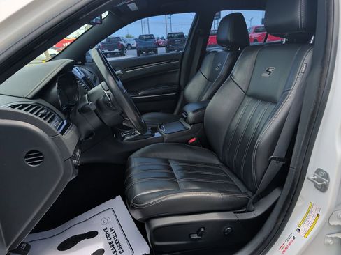 Used 2019 Chrysler 300 S RWD image 8