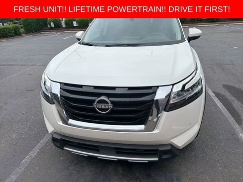 Used 2023 Nissan Pathfinder SL w/ SL Premium Package FWD image 2