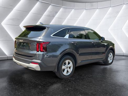 Used 2024 Kia Sorento LX FWD image 5