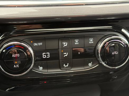 Used 2025 Chevrolet Trax ACTIV w/ Sunroof Package FWD image 30