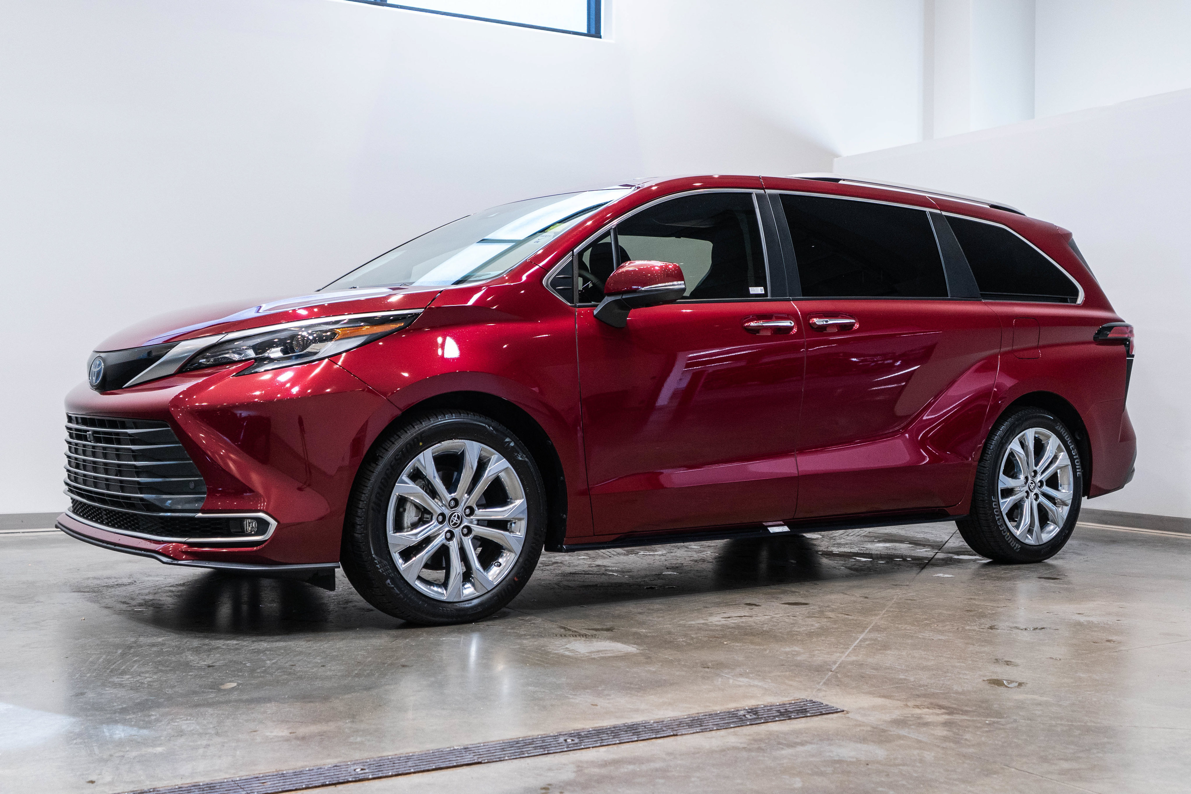 Used 2023 Toyota Sienna Platinum FWD image 3