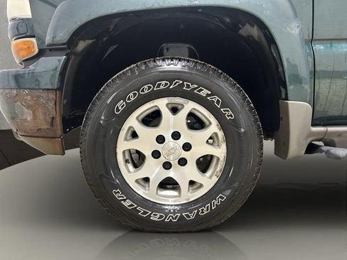 Used 2004 Chevrolet Suburban Z71 w/ Preferred Equipment Group AWD/4WD image 25