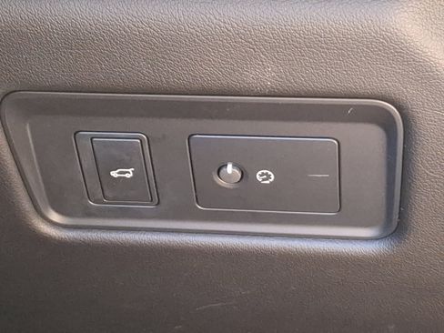 Used 2021 Jaguar F-PACE SVR image 24