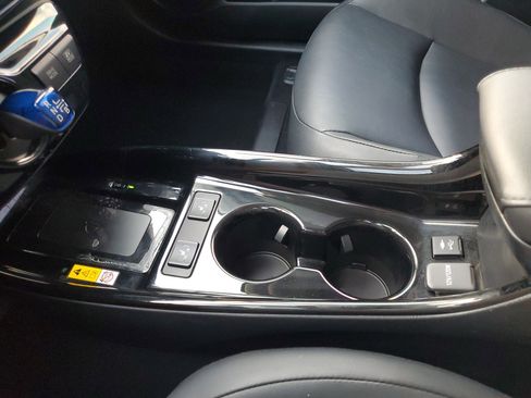 Used 2019 Toyota Prius XLE w/ Phone Cable & Charge Package image 31