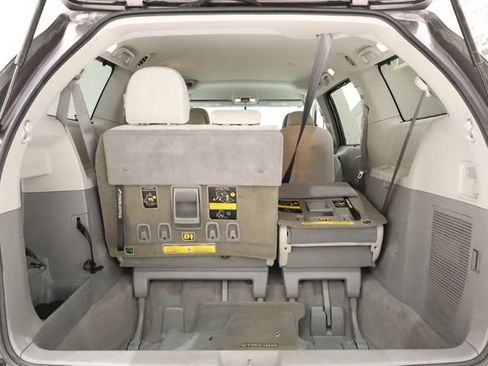 Used 2011 Toyota Sienna LE image 31