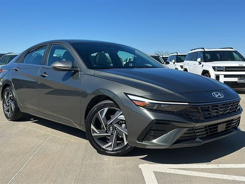 Used 2025 Hyundai Elantra Limited image 6