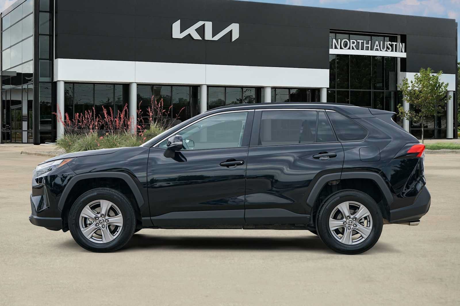 Used 2025 Toyota RAV4 XLE FWD image 3
