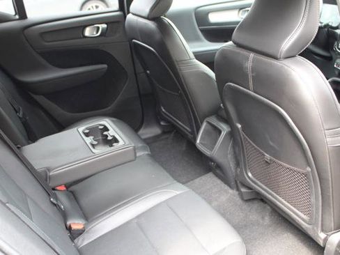 Used 2021 Volvo XC40 T4 Momentum image 28