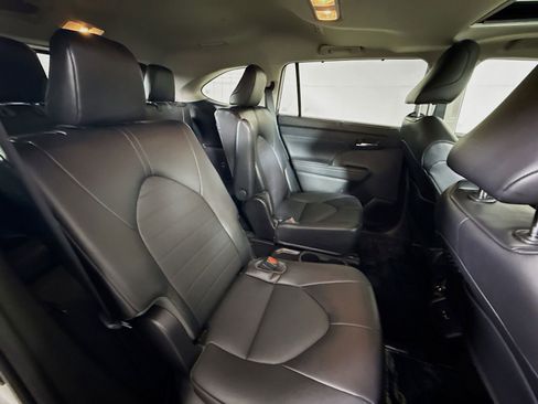 Used 2022 Toyota Highlander XLE AWD/4WD image 26