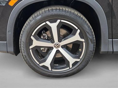 Used 2025 Volkswagen Tiguan SE FWD image 28