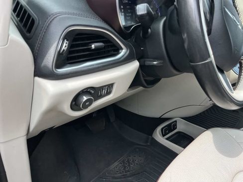 Used 2020 Chrysler Pacifica Limited FWD image 36