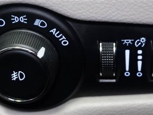 Used 2018 Chrysler Pacifica Touring-L image 35