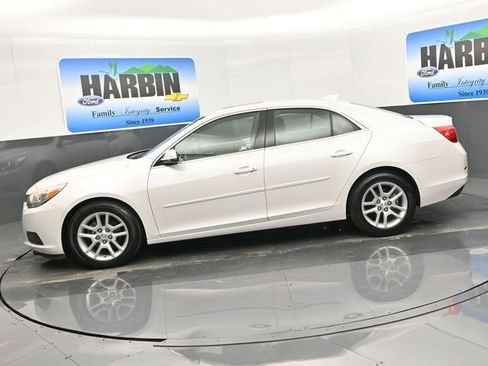 Used 2015 Chevrolet Malibu LT image 2