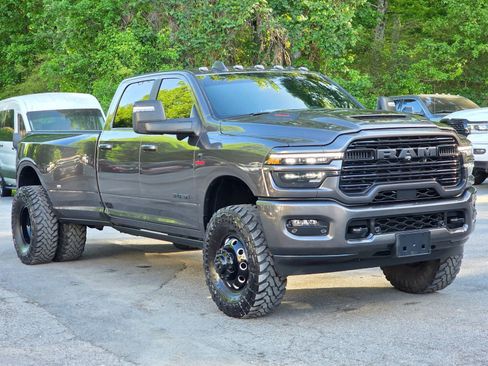 Used 2025 RAM 3500 Laramie AWD/4WD image 9