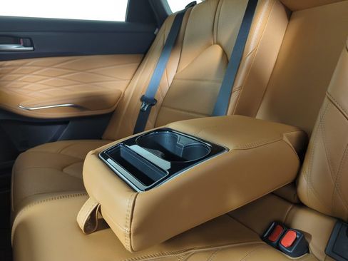Used 2019 Toyota Avalon Limited FWD image 31