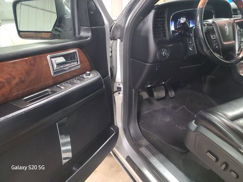 Used 2017 Lincoln Navigator Select image 28