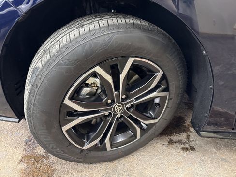 Used 2025 Toyota Sienna Platinum image 13