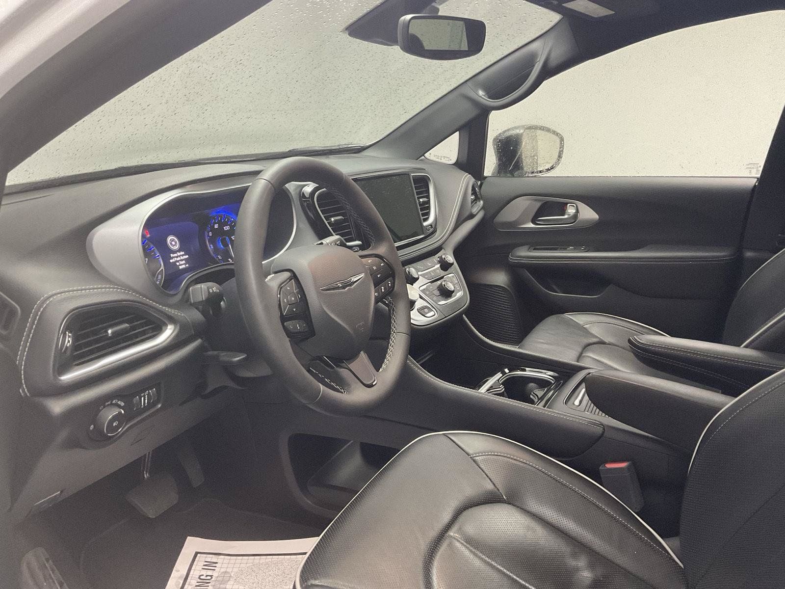 Used 2025 Chrysler Pacifica Limited FWD image 11