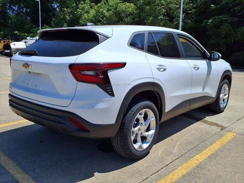 Used 2024 Chevrolet Trax LS w/ LS Convenience Package FWD image 7