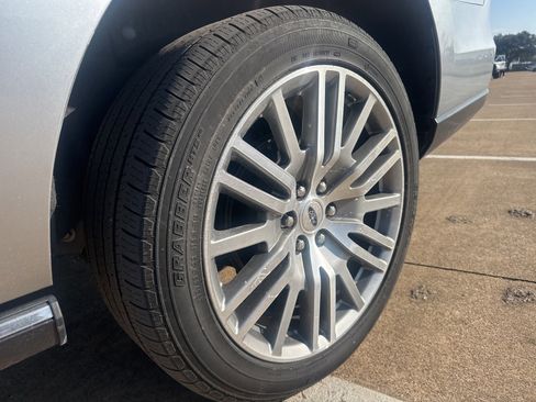 Used 2024 Ford Expedition Limited image 12