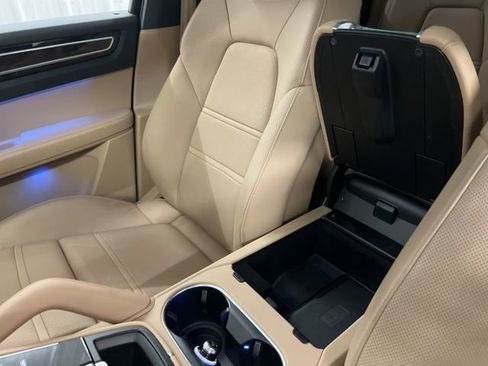 Used 2023 Porsche Cayenne Platinum Edition image 36