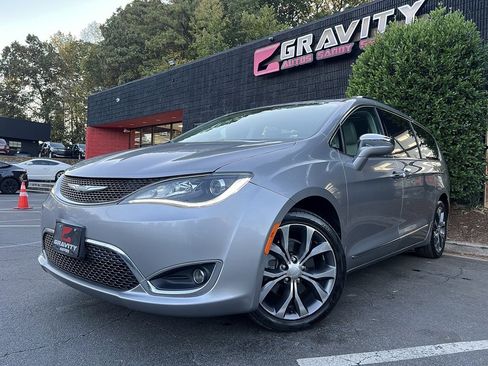 Used 2017 Chrysler Pacifica Limited w/ Tire & Wheel Group image 2