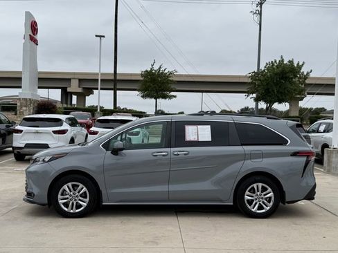Used 2022 Toyota Sienna XLE Woodland Edition AWD/4WD image 7