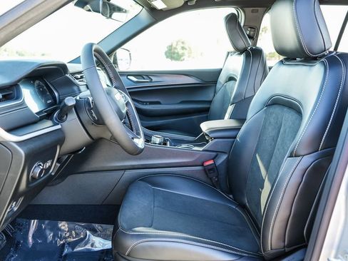 New 2025 Jeep Grand Cherokee Altitude image 18