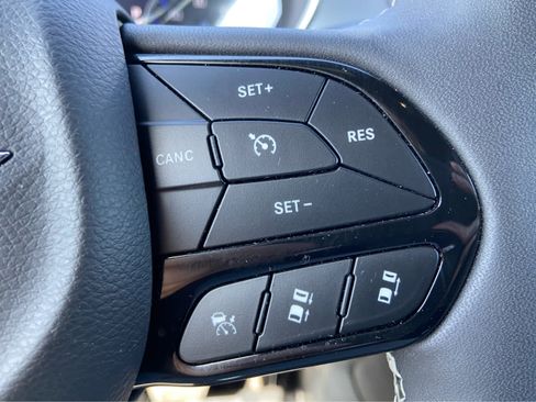 Used 2025 Chrysler Pacifica Limited FWD image 24
