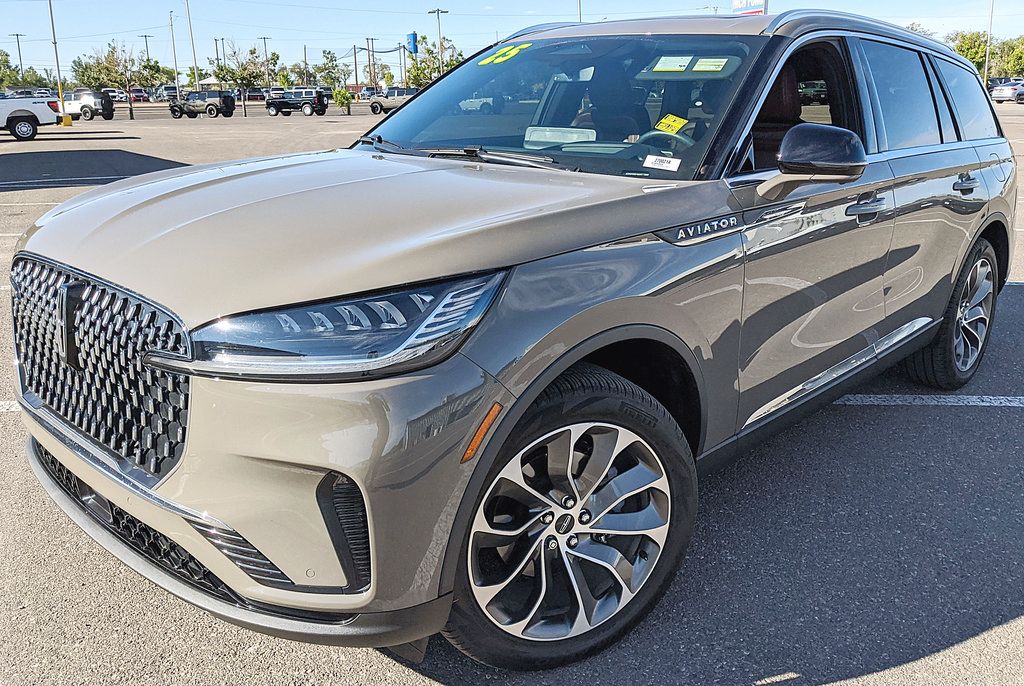Used 2025 Lincoln Aviator Reserve AWD/4WD image 6