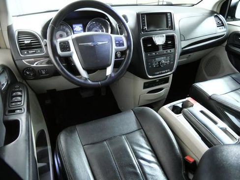 Used 2013 Chrysler Town & Country Touring-L w/ Driver Convenience Group FWD image 4