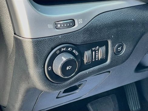 Used 2016 Jeep Cherokee Overland w/ Technology Group FWD image 9