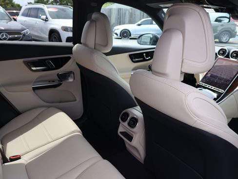 Used 2024 Mercedes-Benz GLC 300 4MATIC image 21